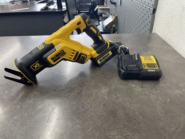 DEWALT DCS367 VARIABLE SPEED RECIPROCATING SAW WITH 1 BATTERY AND CHARGER