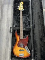 Squier Jazz Bass Classic Vibe 60's 3-Color Sunburst w/ Hard Case