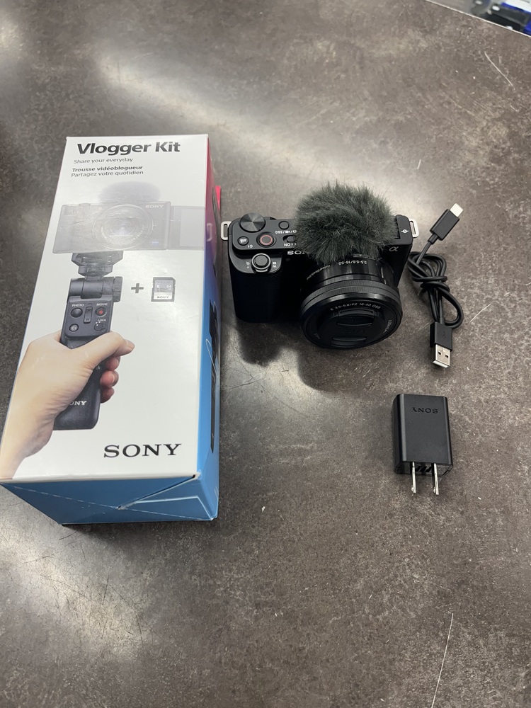SONY ZVE10 MIRRORLESS DIGITAL CAMERA, SELP1650 1650MM LENS, VLOGGER ACCVC1 KIT Lambert Pawn Shop