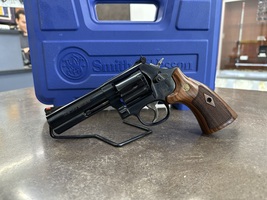 Smith & Wesson 586-8 (SKU 150909) 4 inch .357 Magnum Black stainless 