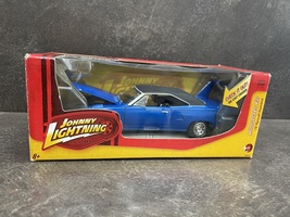 Johnny Lightning 1:24 Scale White Lightning Chase 70 Plymouth Superbird