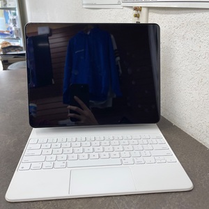 Apple iPad Pro 5th Gen 128Gb A2480 Silver W/ Magic Keyboard