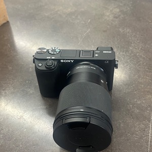  SONY A6400 MIRRORLESS DIGITAL CAMERA WITH SIGMA 16MM 1.4 DC DN 067