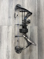 DIAMOND ARCHERY INFINITE EDGE PRO BLACK COMPOUND BOW IN CASE W ARROWS