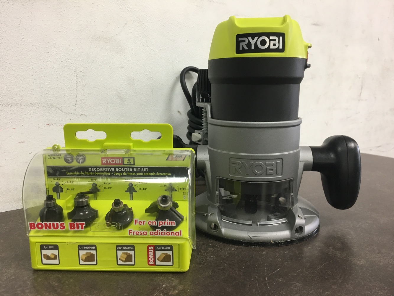 RYOBI R163G CORDED BASE ROUTER W BAG AND BIT SET | Lambert Pawn Shop